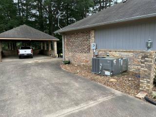 Ms. Charline’s 2 BDRM 3 BATH Home Close To UTM - Martin - 9