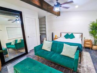 Casita Hosum: Modern WFH Garden Suite w/ Gazebo Outdoor Kitchen & BBQ - San Jose - 7