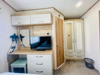Pure-Living West Sands Sunshine and Sea View - 3 Bedroom lodge at SEAL BAY - Selsey - 1