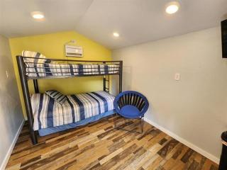 The Canal Cottage off West Lake Okoboji - Milford - 3