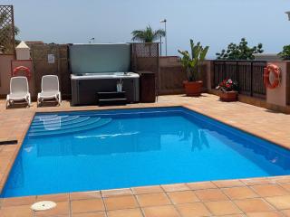Self Catering Luxury Villa in the beautiful area of Puerto Santiago Tenerife with 5 bedrooms 2 Sofabeds for up to 10 guests private swimming pool and many other activities to entertain the family Secure parking for 2 cars and disabled access throughout - Puerto de Santiago - 5