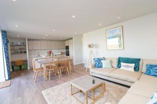 Stylish estuary view apartment - 8