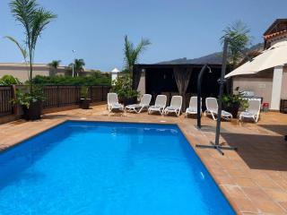 Self Catering Luxury Villa in the beautiful area of Puerto Santiago Tenerife with 5 bedrooms 2 Sofabeds for up to 10 guests private swimming pool and many other activities to entertain the family Secure parking for 2 cars and disabled access throughout - Puerto de Santiago - 9