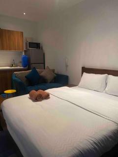 43F Gramercy Studio with Wi-fi & Pool Access - 2