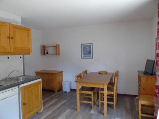 Appartement cozy 6 pers., 50m écoles ski, WIFI, parking, balcon - FR-1-561-18 - 9