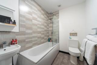 Hull Ground Floor 1 Bedroom Apt 3 beds Spacious Jesouth Striking - Hull - 4
