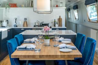 Luxurious houseboat near Canary Wharf in London - 0