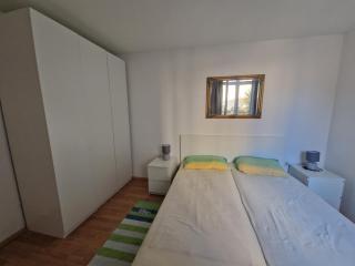 Apt Ella - 1