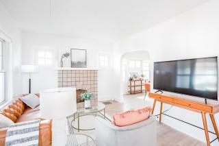 Mid-Century Modern 2B Oakley with Fenced Yard and Offstreet Parking - Cincinnati - 8