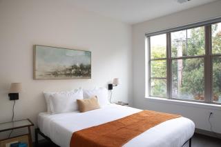 Shorewood Luxury 1BR Apartment with Gym and Balcony - 3