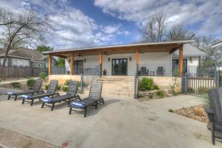 Schubert Inn Combo with Pool - Fredericksburg - 6