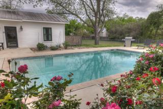 Schubert Inn Combo with Pool - Fredericksburg - 4