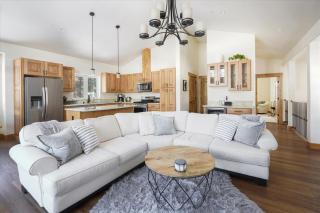 Agate Bay Gem by Tahoe Getaways - Charming Getaway with Cozy Fireplace Near Hiking and Biking Trails - 8