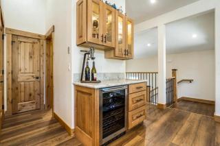 Agate Bay Gem by Tahoe Getaways - Charming Getaway with Cozy Fireplace Near Hiking and Biking Trails - 2