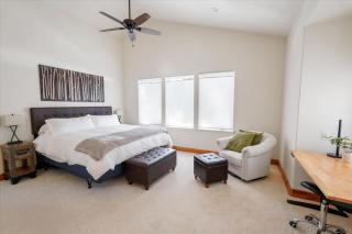 Agate Bay Gem by Tahoe Getaways - Charming Getaway with Cozy Fireplace Near Hiking and Biking Trails - 1