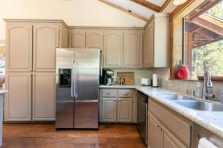 Alpine Escape by Tahoe Getaways - Shuttle to Ski Slopes & Fireplace - 6