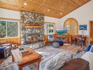 Bear Peak Cabin by Tahoe Getaways - Tahoe Donner Rental with Private Hot Tub and Bonus Room - Truckee - 9