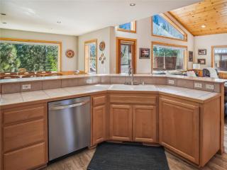Bear Peak Cabin by Tahoe Getaways - Tahoe Donner Rental with Private Hot Tub and Bonus Room - Truckee - 7