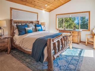 Bear Peak Cabin by Tahoe Getaways - Tahoe Donner Rental with Private Hot Tub and Bonus Room - Truckee - 5