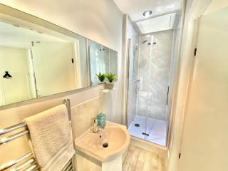 EasyRest - Spacious Detached House - 10 Beds - 5 Bedrooms - 4 Bathrooms - Secure Parking 5 Vehicles - Excellent Road Links - Perfect for Contractors & Large Groups - Grantham - 9