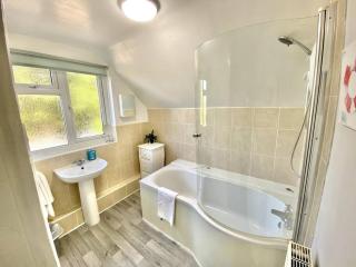 EasyRest - Spacious Detached House - 10 Beds - 5 Bedrooms - 4 Bathrooms - Secure Parking 5 Vehicles - Excellent Road Links - Perfect for Contractors & Large Groups - Grantham - 1