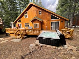 Bear's Lair by Tahoe Getaways - 3 BR in Tahoe Donner with Hot Tub & Bonus Room! - 3
