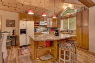 Bear's Lair by Tahoe Getaways - 3 BR in Tahoe Donner with Hot Tub & Bonus Room! - Truckee - 2