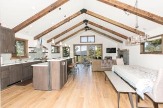 Beaver Lake View by Tahoe Getaways - Pet Friendly 3 BR with Hot Tub, Wood Fireplace & Close to Skiing - Kings Beach - 8