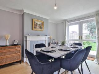 Large 4 Bed House near River Thames - 2