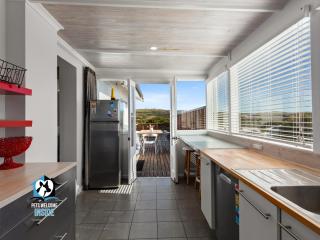 Stones Throw to Beach & Chiton Surf Club - Hayborough - 6