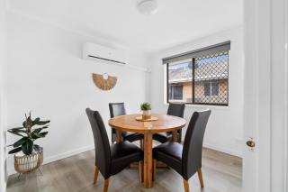 Mount Warren Park Stay 2 BR for Work and Families - 1