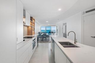 Sirocco 404 luxurious 3 bedroom unit, ocean front - Mooloolaba - 3