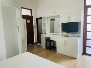 White House Hotel Mirissa - 3