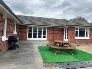 Sunny House with 5 Bedrooms(near airport) - 2
