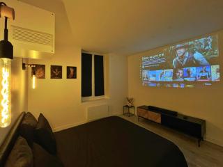 Cinéma & Jacuzzi aux Étoiles - CasaBianca Suite - Saint-Étienne - 1