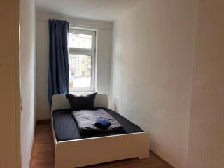 Wohnung mit 3 Schlafzimmern, sehr großer Küche mit Essbereich und Balkon in Magdeburg-Sudenburg - Magdeburgo - 3