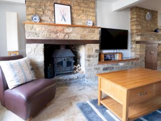 Quarry Cottage Courtyard Garden - Pass the Keys - Cirencester - 0