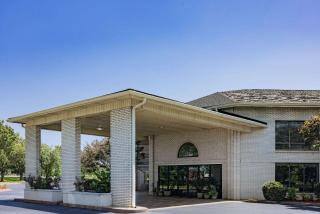 Days Inn by Wyndham Spartanburg Waccamaw - 6