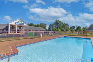 Days Inn by Wyndham Savannah - Savannah - 1