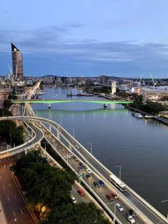 Spectacular River View Apartment - 8