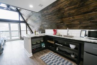 Dean's Den: Private Deck w/ Jacuzzi and a View - New Braunfels - 4