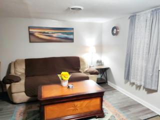 Lovely Two Bedroom Home- Close to DT Greenfield - 1