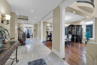Luxury 4BR - Pool Table - 10 min to Yorkdale Mall - Toronto - 3