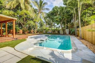 Tranquil Poolside Bliss Pergola Deck Turf Yard - Fort Lauderdale - 5