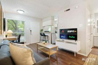 1st Floor Apt Hyde Park Bathtub and Free Parking - 2