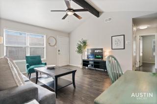 Walk to Barton Springs Spacious Apt Backyard - Austin - 1