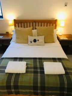 City Central Quiet Garden Apartment with Free Parking - 3