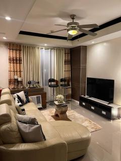 Elegant 2BR, 2 BA Suite Beside Eastwood Mall - 9