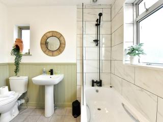 Stylish 3 Bed Home with Parking! - Cardiff - 8