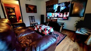The Sovereign Suite - Cozy And Convenient With Home Theater - Old Town - 5
